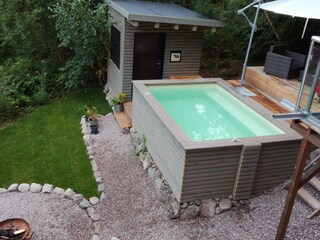 Garten mit Pool und Sauna