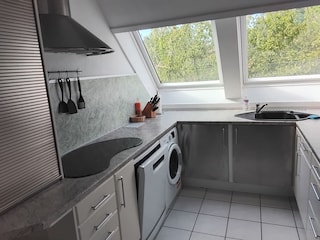 Küche mit Waschmaschine und Geschirrspüler