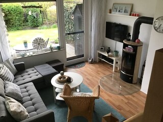 Wohn-Essbereich mit Blick in den Garten