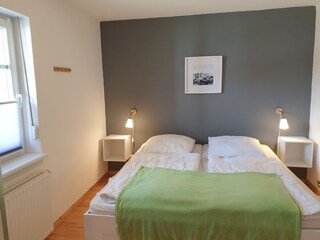 Schlafzimmer mit Außenrollos