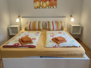 Schlafzimmer mit Außenrollos