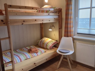 Kinderzimmer mit Etagenbett und Außenrollos