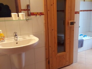 Badezimmer mit Fußbodenheizung und Handtuchheizkörper