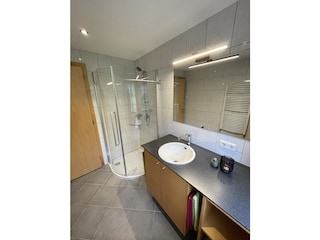 Badezimmer mit Dusche