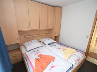 Elternschlafzimmer mit Tür zum Flur