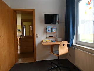 Schreibtisch und TV im Kinderzimmer