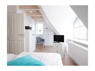 Stechelhus - Blick in das 2. Schlafzimmer mit Doppelbett und TV