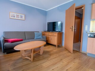 Wohnbereich mit Sofa und TV