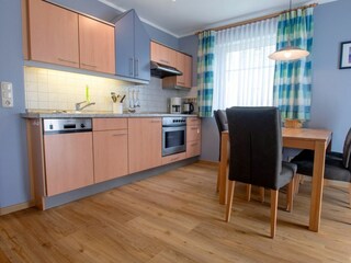 offene Küchenzeile mit Essbereich