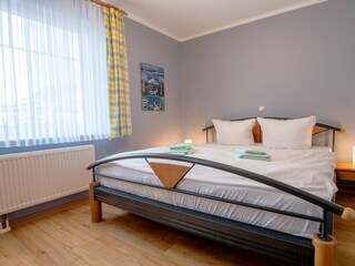 Schlafzimmer mit Doppelbett