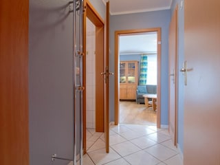 Flur mit Blick ins Wohnzimmer