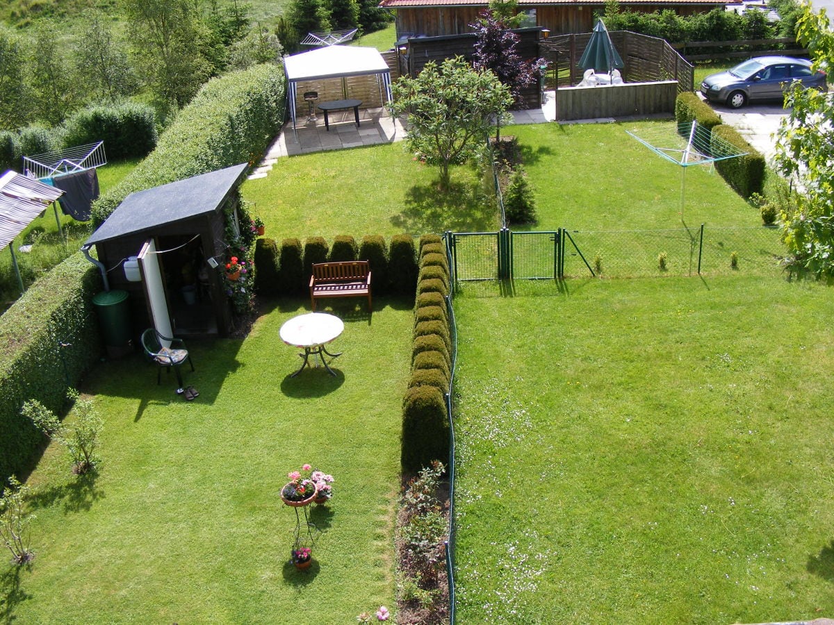 Blick vor das Haus, ihr Gartenhinten links mit Sitzecke