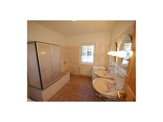 Wannenbad mit 2 Waschbecken, WC Waschmaschine