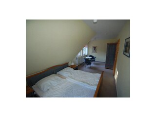 Schlafzimmer im OG mit Doppelbett und Kleiderschrank