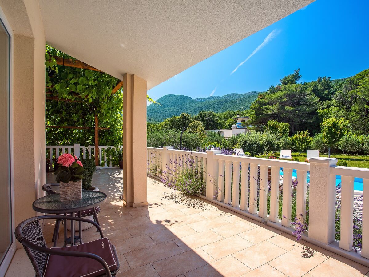 Terrasse vor der Villa mit Blick auf den Pool