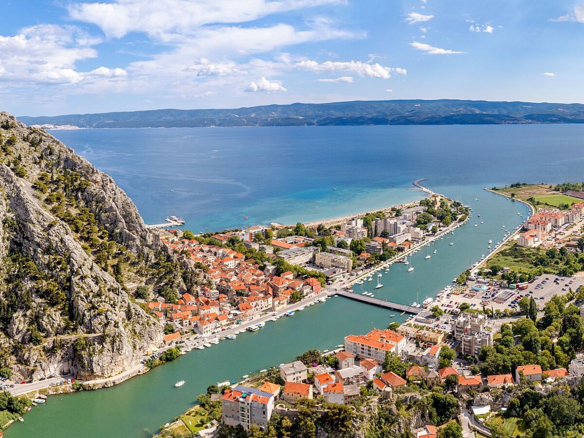 Blick auf die Omis, den Fluss Cetina und die Adria