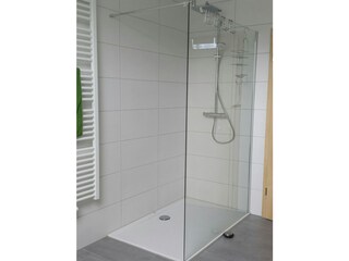 ...und bodenebener Dusche