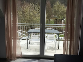 Blick vom Wohnbereich auf den Balkon
