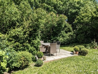 Garten und Terrasse vor dem Haus