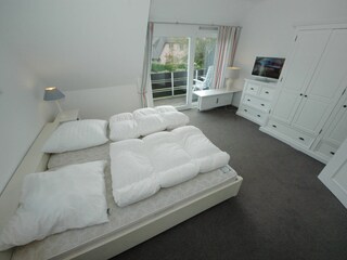 ...mit TV und Balkon