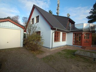 Haus mit Garage für Räder