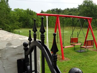 Eingezäunter Spielplatz direkt am Haus