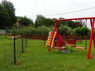 Eingezäunter Spielplatz direkt am Haus