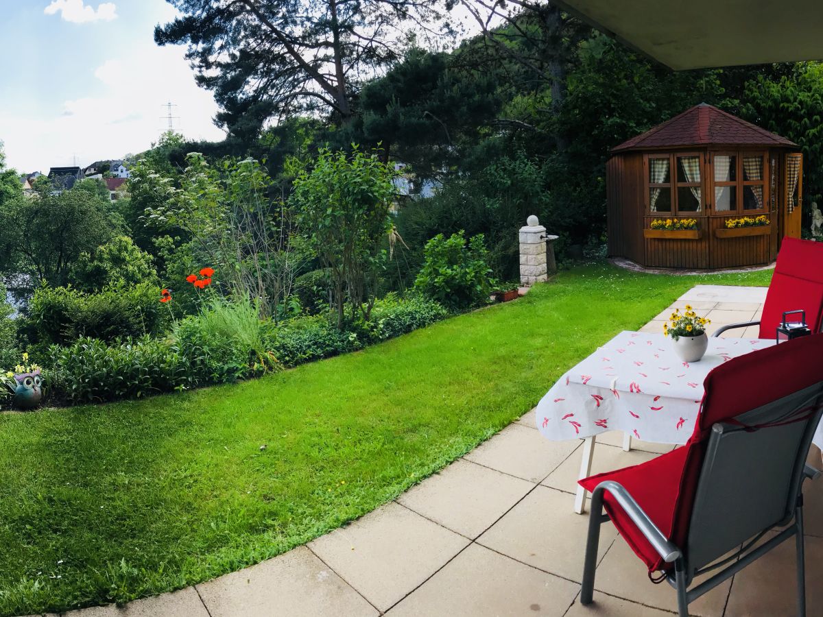 großzügige Terrasse im Grünen