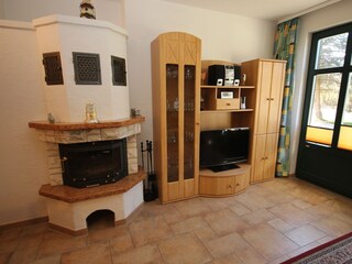 Wohnzimmer EG mit Kamin und TV
