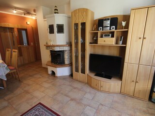 Wohnzimmer EG mit Kamin und TV