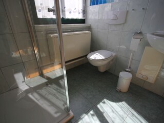 bodengängige Dusche mit WC