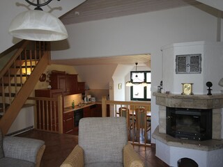 Wohnzimmer OG mit Kamin, Treppe zum Schlafboden, Küche