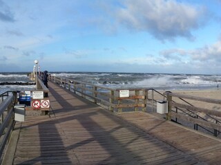 Seebrücke bei Sturm