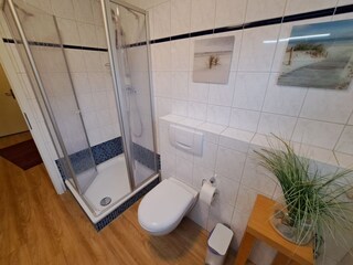 Bad mit Dusche und WC