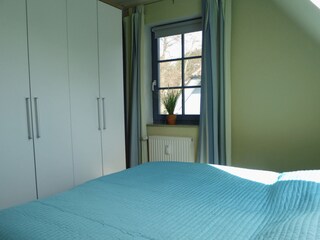 Elternschlafzimmer mit Kleiderschrank
