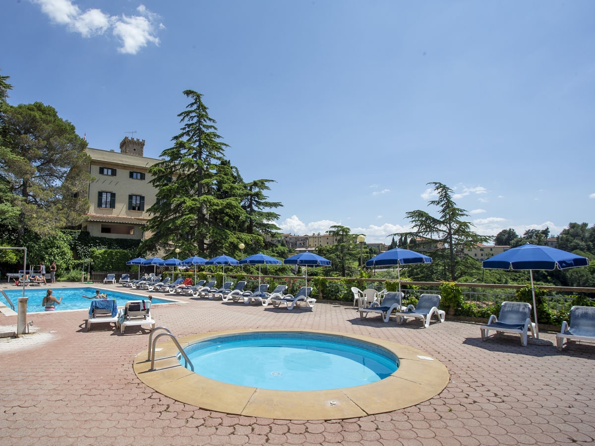 Schwimmbad für Erwachsene und Kinder mit Panoramablick