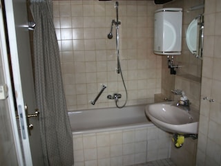 Bad mit Wanne