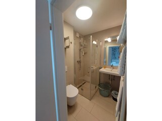 Badezimmer mit Dusche