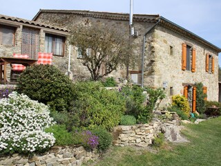 Das Haus und die Terrasse (links)