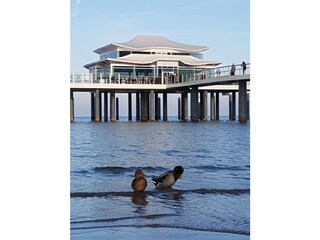 Seebrücke Timmendorfe Strand mit Cafe Wolkenlos