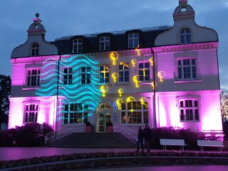 Kurverwaltung in der Abendbeleuchtung