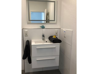 2. Badezimmer mit integriertem Badradio