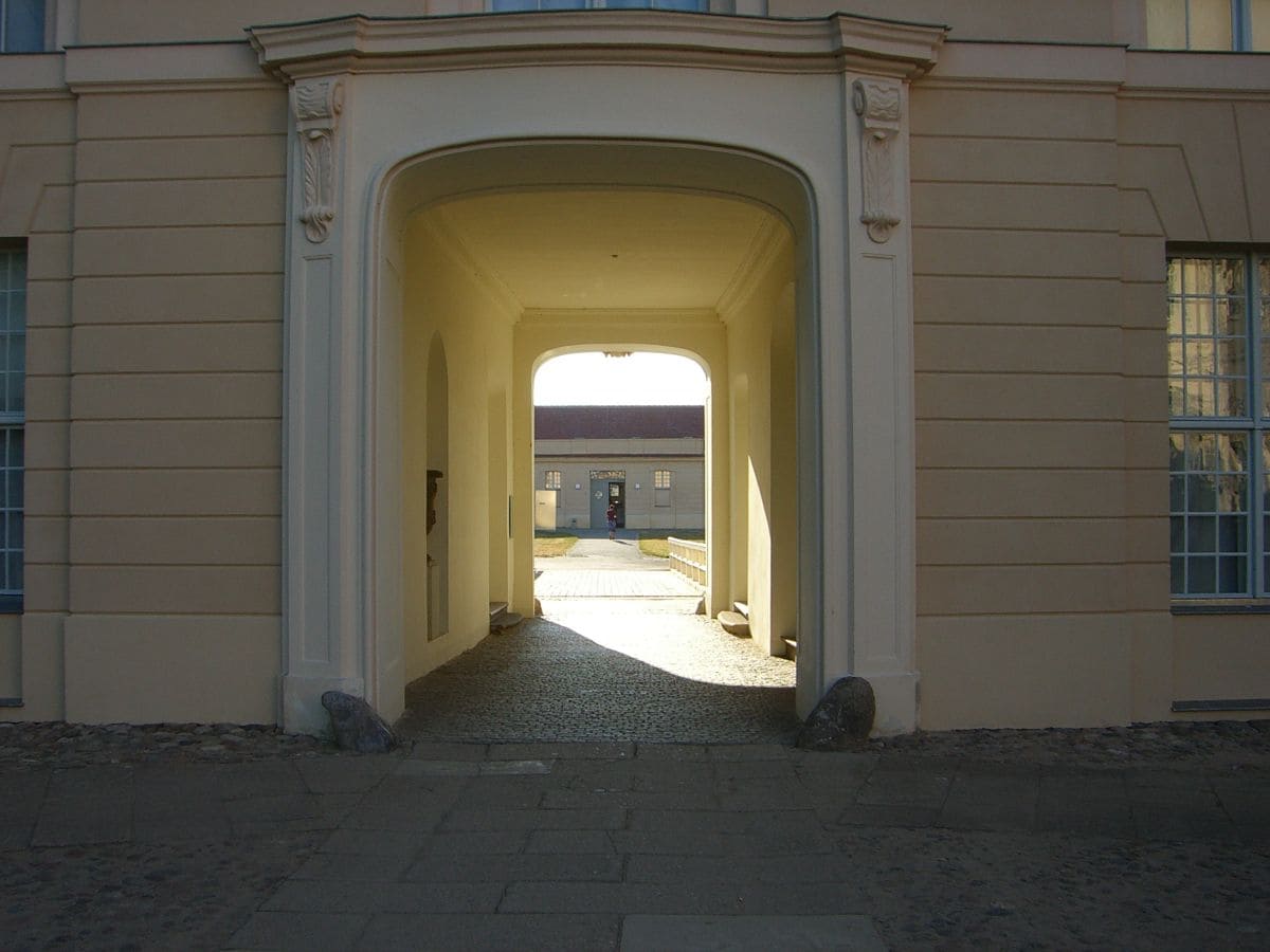 Blick Schlosshof zum Marstall