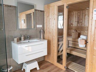 Zweites Duschbad mit finnischer Sauna