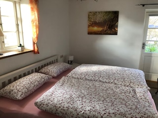 Schlafzimmer mit Doppelbett.