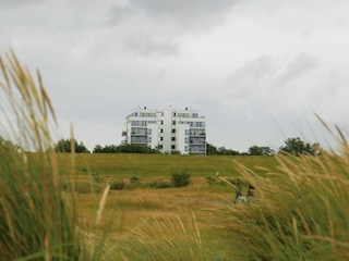 Blick auf das Apartmenthaus vom Strand aus.