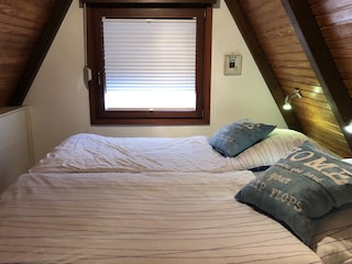 Schlafzimmer mit Doppelbett