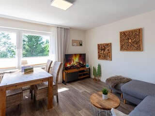 Wohn-/Essbereich mit Schlafsofa