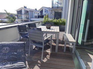 Dachterrasse mit Gartenmöbeln