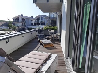 Terrasse mit Sonnenliegen und Gartenmöbeln
